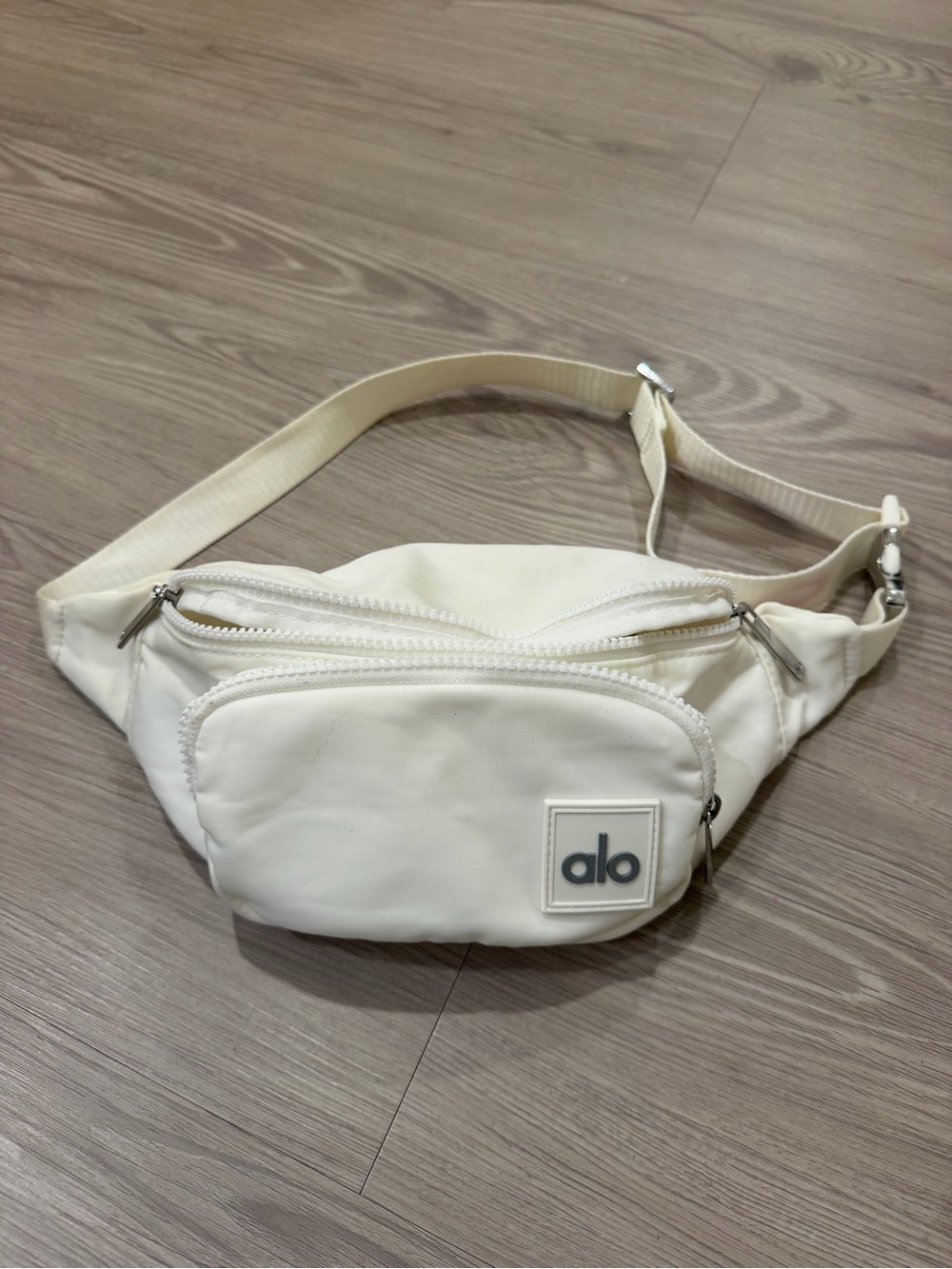 ALO Yoga Cream Belt Bag with Front Zip Pocket